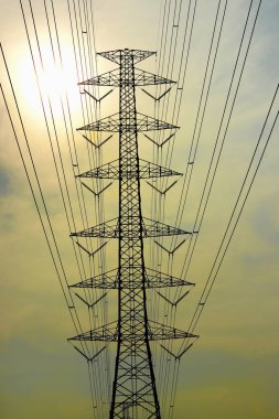 Yüksek gerilim elektrik direkleri, elektrik iletim sistemi güneş parlayan ile