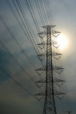 Gökyüzü arka planında elektrik direği