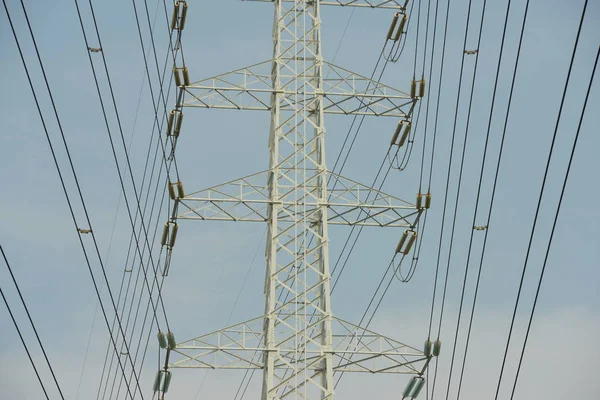 Nagyfeszültségű Elektromos Pólusok Elektromos Erőátviteli Rendszer Nap Ragyogó — Stock Fotó