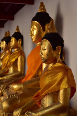 Wat Phra Borommathat Chaiya 'nın güzelliği ve eski Buddha görüntüsü Surat Thani, Tayland