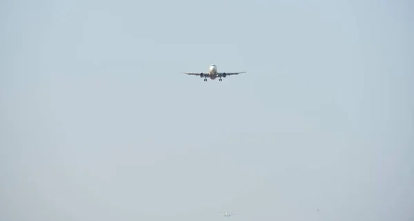 Літак Летить Аеропорт Землю Аеропорту Суварнабхумі Таїланд Літак Нахилів Щоб — стокове фото