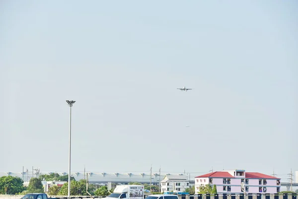 Gép Repül Reptérre Hogy Leszállni Suvarnabhumi Airport Thaiföld Repülőgép Dönthető — Stock Fotó