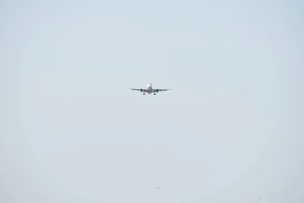 Plane Flying Airport Land Suvarnabhumi Airport Thailand Plane Tilting Turn — Stock Photo, Image