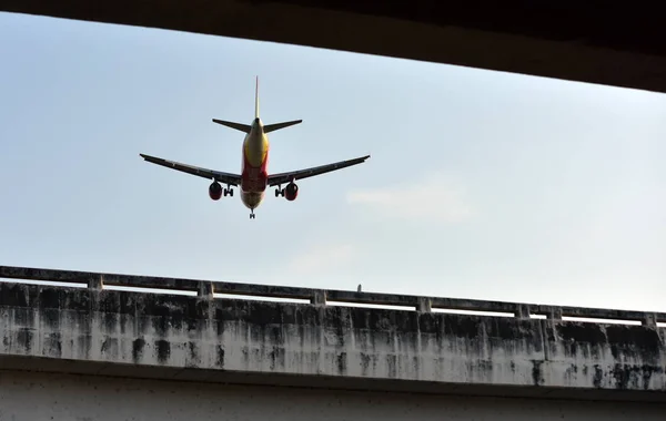 Das Flugzeug Fliegt Den Flughafen Ein Auf Dem Flughafen Suvarnabhumi — Stockfoto
