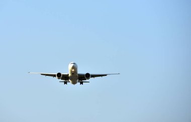 Uçak Suvarnabhumi Havaalanı'na inmek için havaalanına uçuyor. Tayland. Uçak havaalanına dönmek için eğiliyor. İniş ticari uçak.