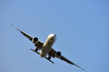 Uçak Suvarnabhumi Havaalanı'na inmek için havaalanına uçuyor. Tayland. Uçak havaalanına dönmek için eğiliyor. İniş ticari uçak.