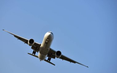 Uçak Suvarnabhumi Havaalanı'na inmek için havaalanına uçuyor. Tayland. Uçak havaalanına dönmek için eğiliyor. İniş ticari uçak.