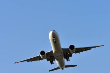Uçak Suvarnabhumi Havaalanı'na inmek için havaalanına uçuyor. Tayland. Uçak havaalanına dönmek için eğiliyor. İniş ticari uçak