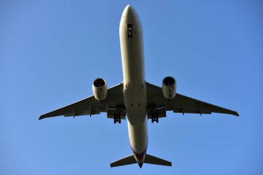Uçak Suvarnabhumi Havaalanı'na inmek için havaalanına uçuyor. Tayland. Uçak havaalanına dönmek için eğiliyor. İniş ticari uçak.
