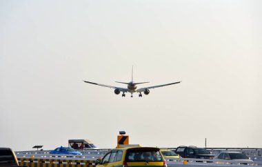 Uçak Suvarnabhumi Havaalanı'na inmek için havaalanına uçuyor. Tayland. Uçak havaalanına dönmek için eğiliyor. İniş ticari uçak