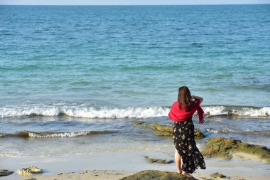 Tayland - 17 Nisan 2019: Tayland 'da deniz sahillerinde dinlenen insanlar