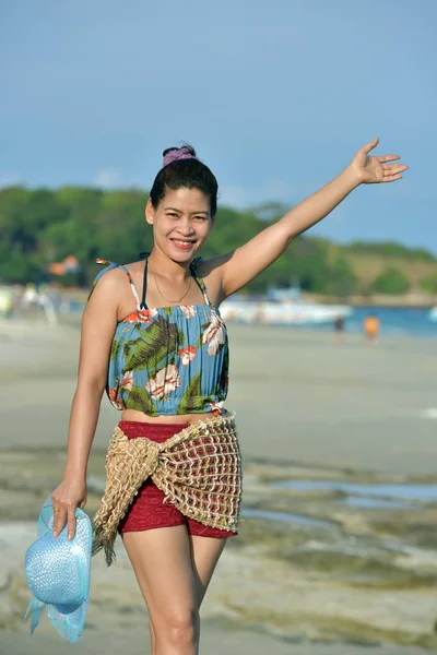 Beautiful Girl Sending Sweet Smile Cheerful Gesture View Sandy Beach — Stock Photo, Image