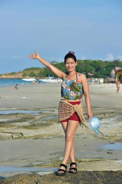 Beautiful Girl Sending Sweet Smile Cheerful Gesture View Sandy Beach — Stock Photo, Image