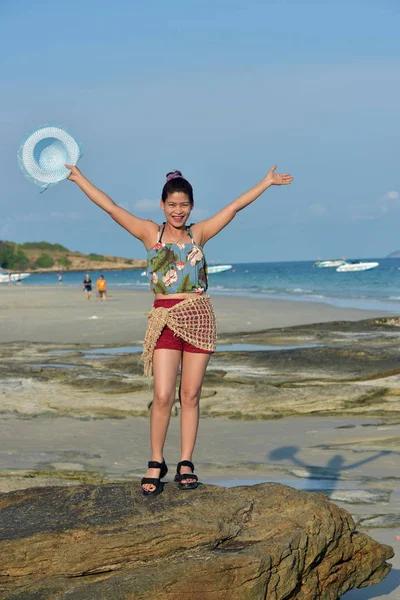 Bella Ragazza Sta Inviando Sorriso Dolce Gesto Allegro Con Vista — Foto Stock