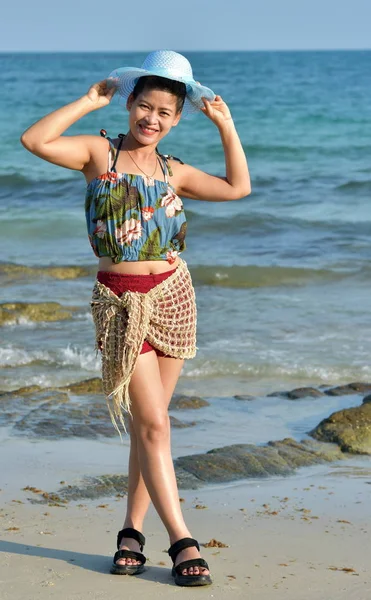 Piękna Dziewczyna Wysyła Słodki Uśmiech Wesoły Gest Piaszczystej Plaży — Zdjęcie stockowe