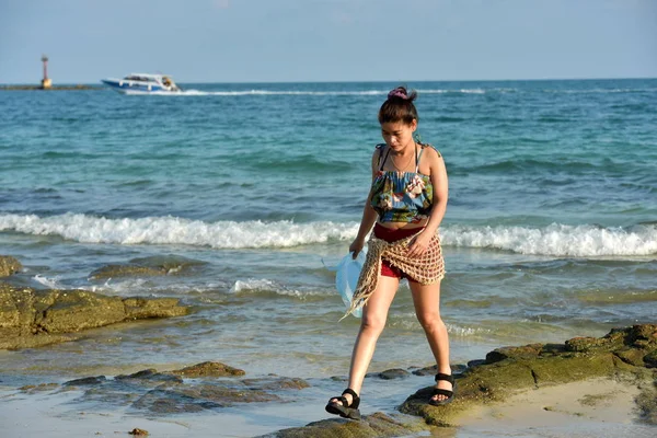 Bella Ragazza Sta Inviando Sorriso Dolce Gesto Allegro Con Vista — Foto Stock