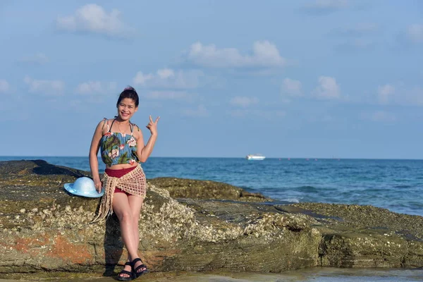 Hermosa Joven Posando Orilla Del Mar — Foto de Stock