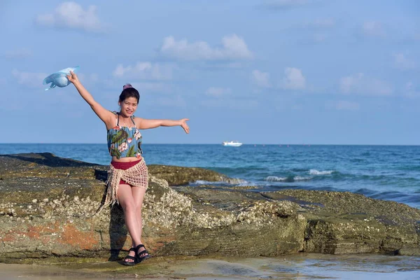 Hermosa Chica Está Enviando Una Dulce Sonrisa Gesto Alegre Con — Foto de Stock