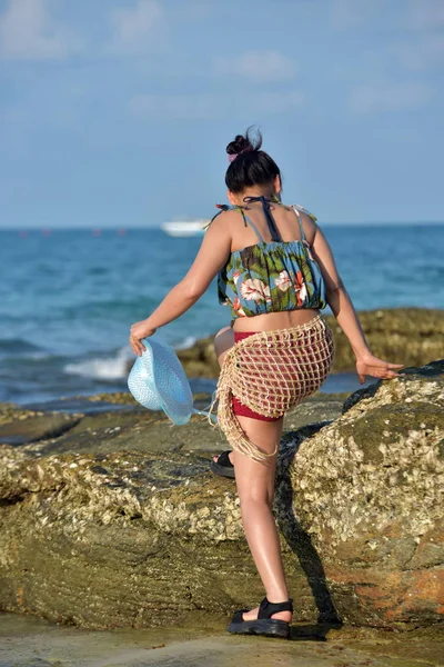 Menina Bonita Está Enviando Sorriso Doce Gesto Alegre Com Praia — Fotografia de Stock