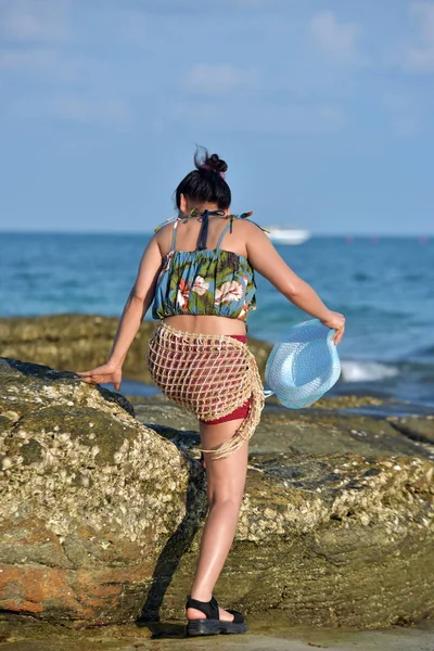 Belle Fille Envoie Doux Sourire Geste Joyeux Avec Plage Sable — Photo