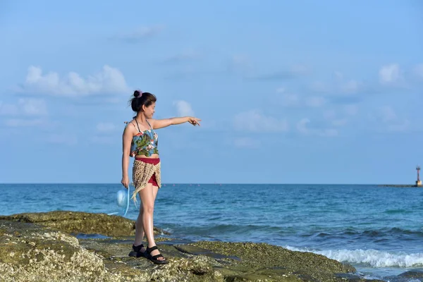 Hermosa Chica Está Enviando Una Dulce Sonrisa Gesto Alegre Con — Foto de Stock