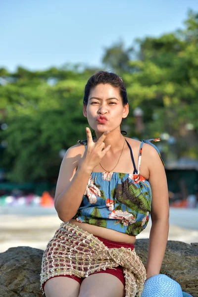 Beautiful Girl Sending Sweet Smile Cheerful Gesture View Sandy Beach — Stock Photo, Image