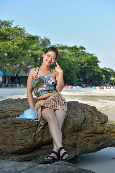 Beautiful Girl Sending Sweet Smile Cheerful Gesture View Sandy Beach — Stock Photo, Image