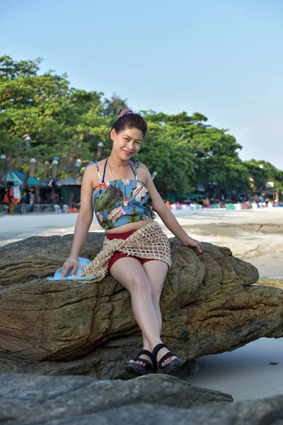 Beautiful Girl Sending Sweet Smile Cheerful Gesture Sandy Beach — Stock Photo, Image