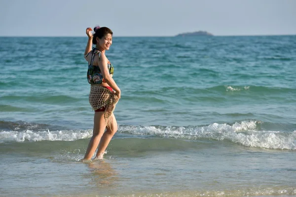 Hermosa Joven Posando Orilla Del Mar — Foto de Stock