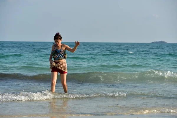 Menina Bonita Está Enviando Sorriso Doce Gesto Alegre Com Vista — Fotografia de Stock