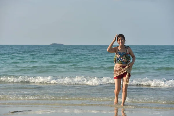 Красивая Девушка Посылает Сладкую Улыбку Веселый Жест Видом Песчаный Пляж — стоковое фото