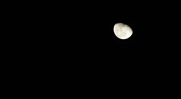 Księżyc Ciemnym Niebie Nocą — Zdjęcie stockowe