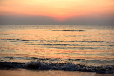 Plajın, plajın ve şezlongların manzarası yükseliyor. Güzel altın sarıgökyüzü ve güneş