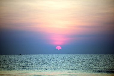 Sabah ın erken saatlerinde plaj manzarası Şezlong ile güneş doğarken altın sarısı gökyüzü ve güneş. Plajın, plajın ve şezlongların manzarası yükseliyor.. 