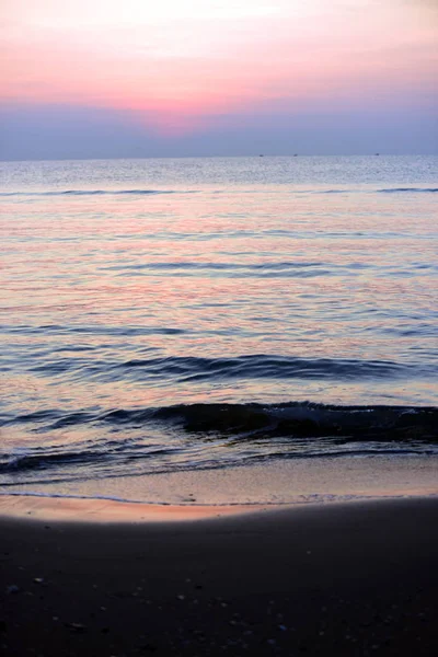 Ранним Утром Вид Пляж Шезлонгом Солнце Поднимается Красивое Золотисто Желтое — стоковое фото