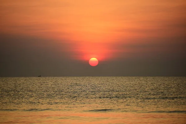 Den Stigande Sol Utsikten Och Stranden Vackra Gyllene Gula Himmel — Stockfoto
