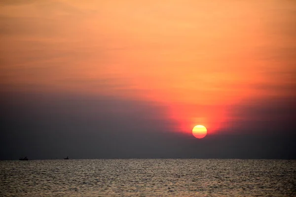 Vista Praia Praia Das Espreguiçadeiras Está Subindo Céu Amarelo Dourado — Fotografia de Stock