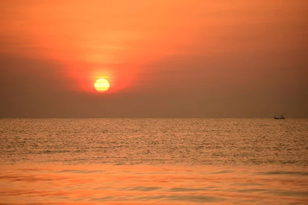 Вид Восходящее Солнце Пляж Золотисто Желтое Небо Солнце Вид Пляжа — стоковое фото
