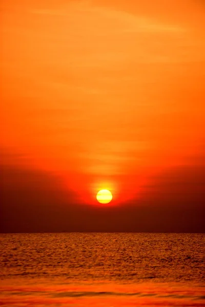 Yükselen Güneş Manzarası Plaj Güzel Altın Sarıgökyüzü Güneş — Stok fotoğraf