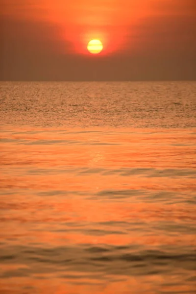 Vista Praia Praia Das Espreguiçadeiras Está Subindo Céu Amarelo Dourado — Fotografia de Stock