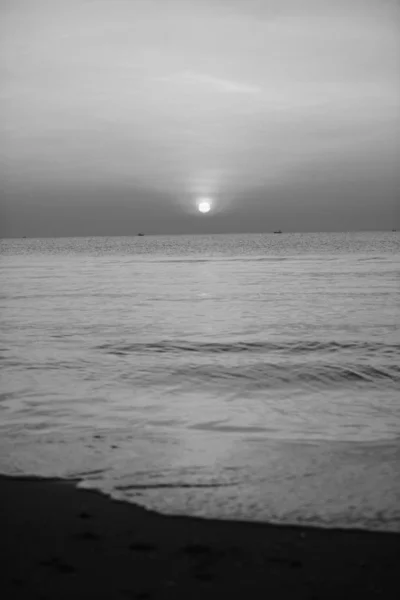 Widok Wschodzący Słońce Plażę Piękne Złote Żółte Niebo Rococobarokowypinturawschód Widok — Zdjęcie stockowe