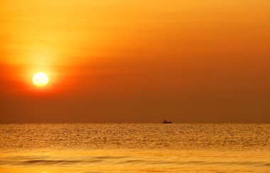 Yükselen güneş manzarası ve plaj. Güzel altın sarısı gökyüzü ve plaj, plaj ve şezlong güneşlenme görünümü yükseliyor. Güzel altın sarıgökyüzü ve güneş