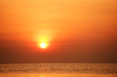 Plajın, plajın ve şezlongların manzarası yükseliyor. Güzel altın sarıgökyüzü ve güneş