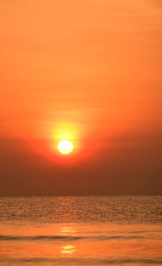 Plajın, plajın ve şezlongların manzarası yükseliyor. Güzel altın sarıgökyüzü ve güneş