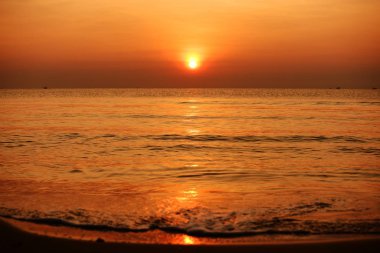 Plajın, plajın ve şezlongların manzarası yükseliyor. Güzel altın sarıgökyüzü ve güneş