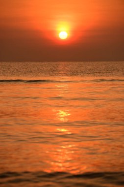 Plajın, plajın ve şezlongların manzarası yükseliyor. Güzel altın sarıgökyüzü ve güneş