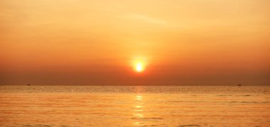 Plajın, plajın ve şezlongların manzarası yükseliyor. Güzel altın sarıgökyüzü ve güneş