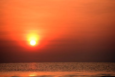 yükselen güneş manzarası ve plaj. Güzel altın sarıgökyüzü ve güneş 