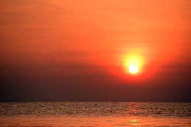 Plajın, plajın ve şezlongların manzarası yükseliyor. Güzel altın sarıgökyüzü ve güneş