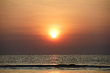 Plajın, plajın ve şezlongların manzarası yükseliyor. Güzel altın sarıgökyüzü ve güneş